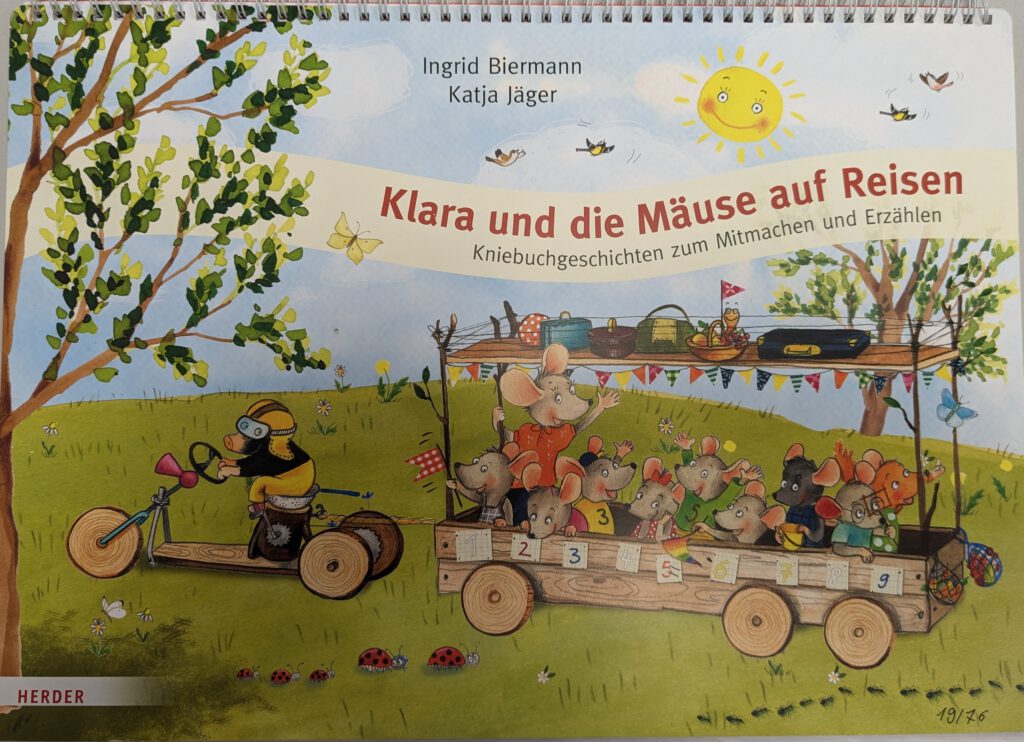 Beim Vorlesenachmittag der Mechernicher Stadtbücherei am 9. September geht es um die Kniebuchgeschichte „Klara und die Mäuse auf Reisen“. Grafik: Stadtbücherei Mechernich/pp/Agentur ProfiPress