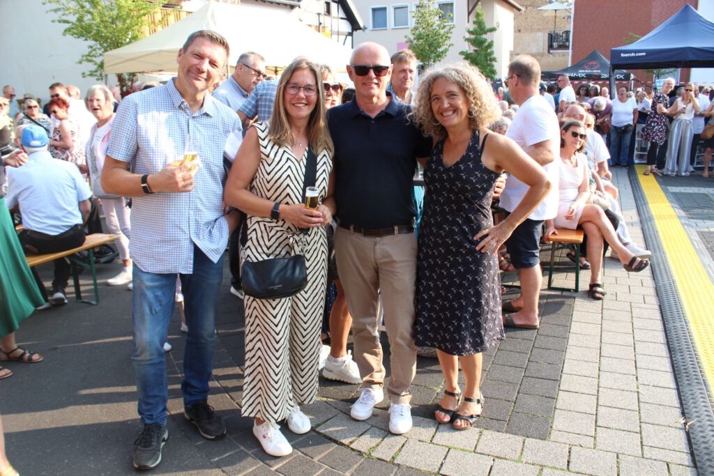 „Enchanté, auf die Deutsch-Französische Freundschaft!“ Kämmerer Ralf Claßen, der im Frühjahr in Nyons zum Olivenritter geschlagen wurde und Freundeskreis-Mitglied Andreas Sack (links) mit Gästen aus der Partnerstadt. Foto: Kerstin Rottland/pp/Agentur ProfiPress