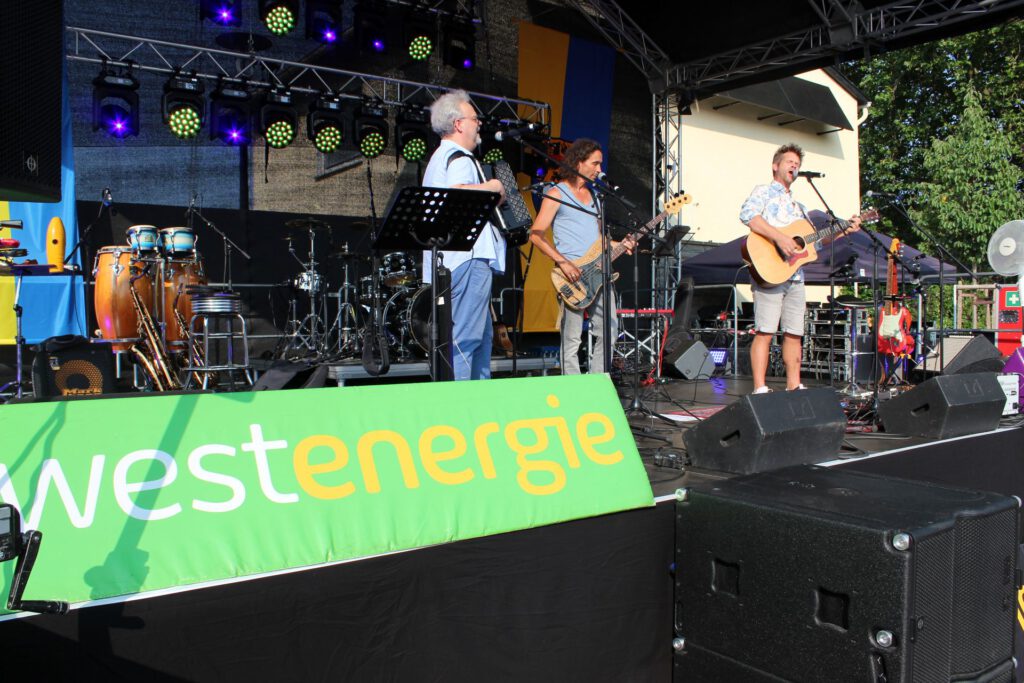 „Drink doch eine met“ sangen Erik Arndt, Uwe Reetz und Stephan Brings zum Auftakt. Das kam an dem warmen Samstagabend bei Sonnenschein besonders gut an. Foto: Kerstin Rottland/pp/Agentur ProfiPress