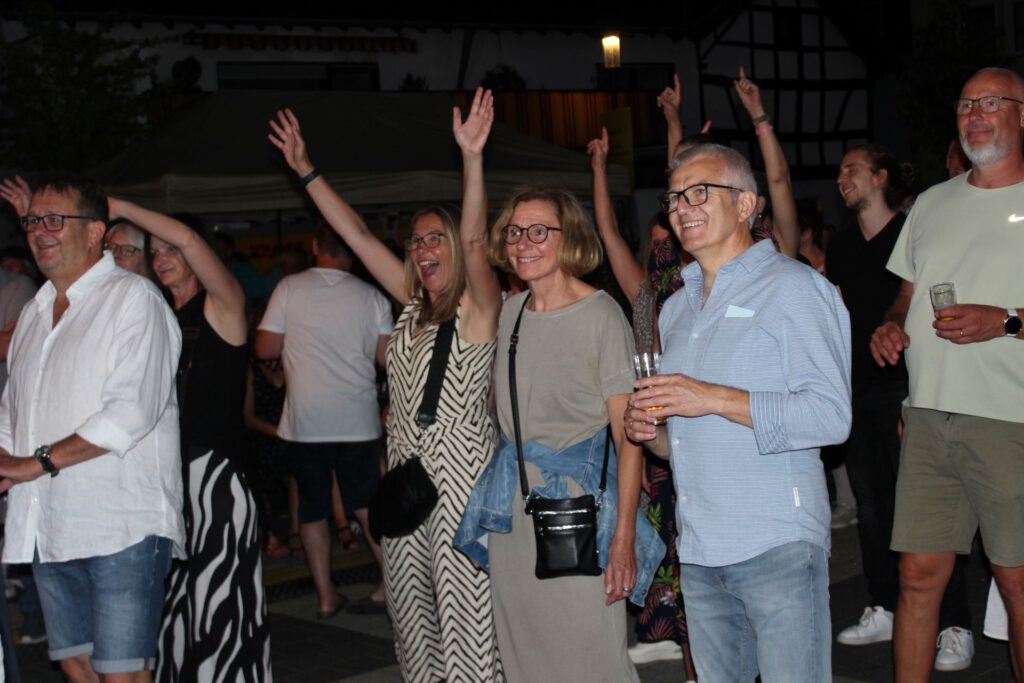 Gute Laune bei den Partygästen! Der mitreißenden Energie der hochkarätig besetzten Live-Band konnte sich keiner entziehen. Foto: Kerstin Rottland/pp/Agentur ProfiPress