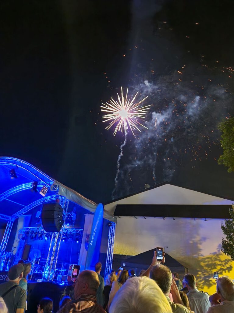 Ein romantisches Höhenfeuerwerk über dem historischen Ortskern bildete den Schlusspunkt eines unvergesslichen Abends. Foto: Kerstin Rottland/pp/Agentur ProfiPress 