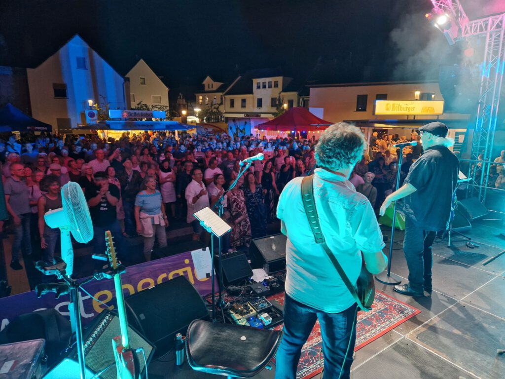 Ein Superhit jagt den nächsten: Ein Hauch von „Rock-am-Ring“ herrschte auf dem abendlichen Arenbergplatz. Foto: Kerstin Rottland/pp/Agentur ProfiPress 
