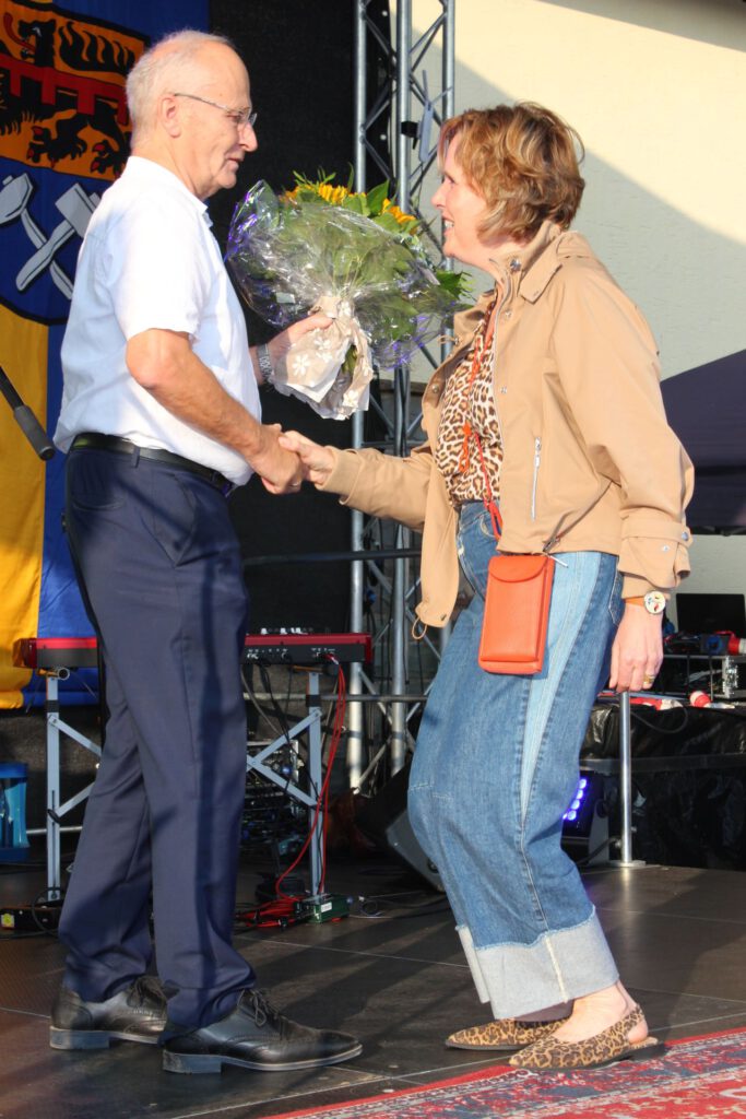 Freute sich über den Strauß leuchtender Sonnenblumen: Edith Feuerborn, die Pressesprecherin des Konzert-Sponsors Westenergie. Foto: Kerstin Rottland/pp/Agentur ProfiPress