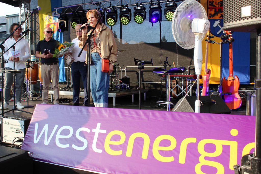 Freute sich über den Strauß leuchtender Sonnenblumen: Edith Feuerborn, die Pressesprecherin des Konzert-Sponsors Westenergie. Foto: Kerstin Rottland/pp/Agentur ProfiPress