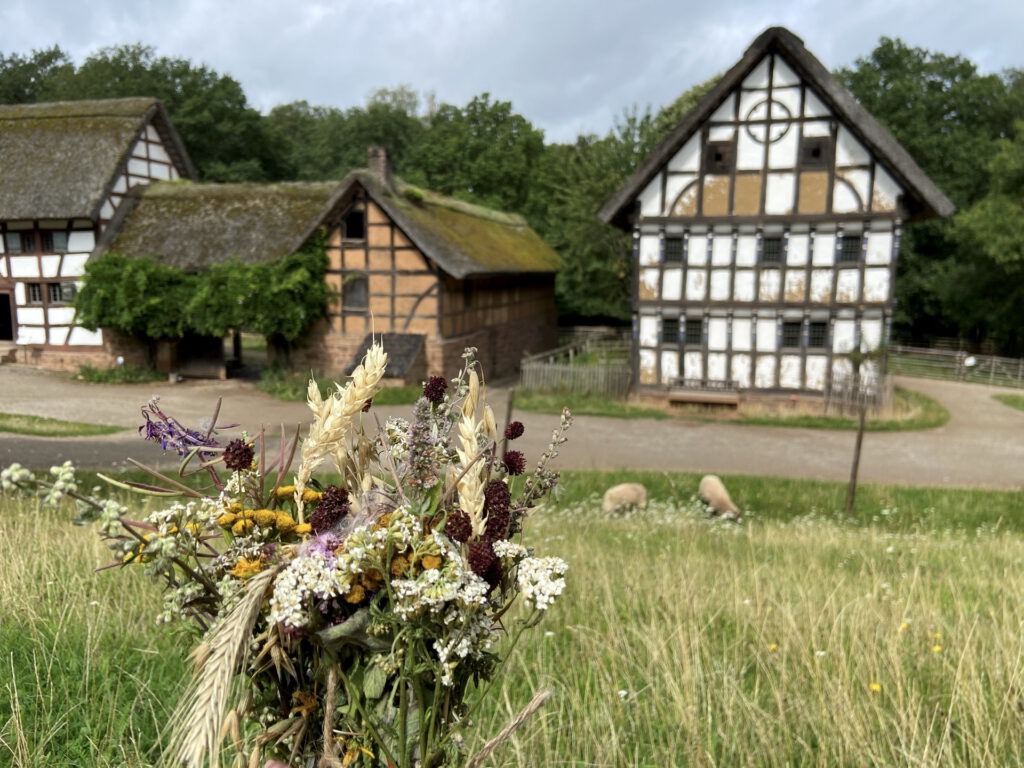 Eine alte Tradition: Am Freitag, 15. August, zeigen die Hauswirtschafterinnen des Museums, wie man die Kräutersträuße bindet, die schon seit dem Mittelalter zu Mariä Himmelfahrt gebunden und gesegnet werden. Foto: Alina Hilbrecht/LVR/pp/Agentur ProfiPress