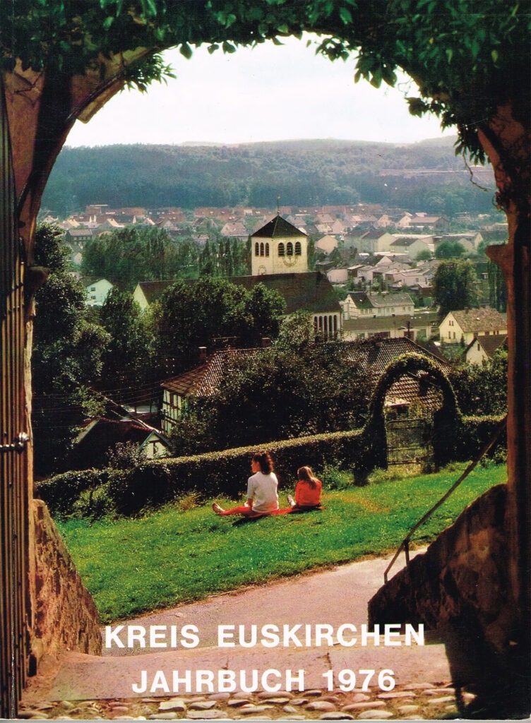 So sah die Titelseite des Kreisjahrbuchs 1976 aus. Der Fotograf steht an der alten Kirche und fotografiert die junge Stadt Mechernich mit der neuen Kirche im Vordergrund. Foto: Kreisbildstelle/pp/Agentur ProfiPress