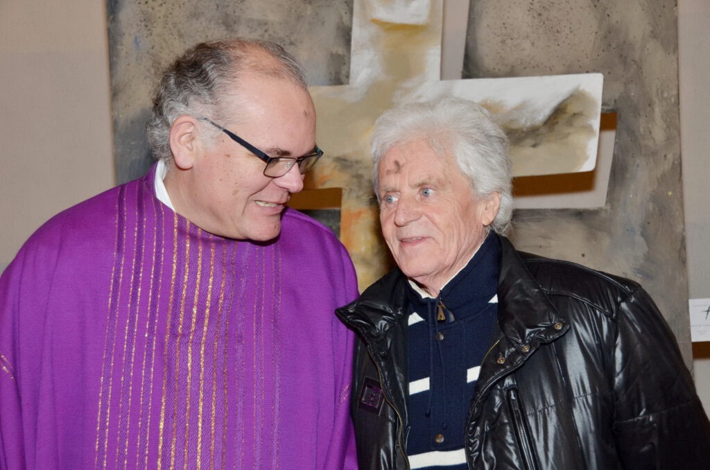 Neben der Kuratoren-Tätigkeit stellte Franz Kruse auch immer wieder eigene Ausstellungen zusammen. „Kreuze“ wurden nicht nur in St. Johannes Baptist in Mechernich gezeigt, sondern auch in Eschweiler, bei der Communio in Christo und im Kloster Steinfeld. Hier ist der Künstler an Aschermittwoch mit dem Mechernicher Pfarrer Erik Pühringer zu sehen. Foto: Manfred Lang/pp/Agentur ProfiPress
