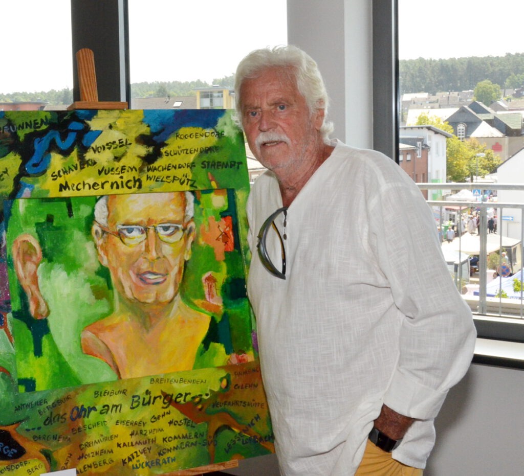 Franz Kruse vor seinem Porträt des Bürgermeisters. Das Bild war Teil der Ausstellung Mechernicher Künstler im Ratssaal. Foto: Jakob Seibel/pp/Agentur ProfiPress