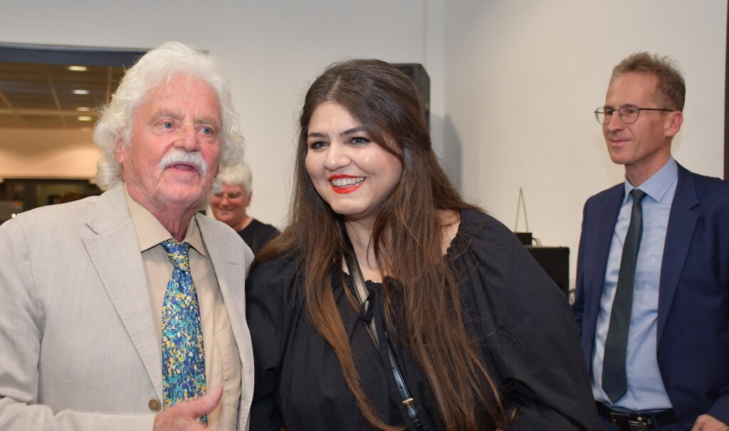 Am Rande einer Ausstellungseröffnung: (v.l.) Kurator Franz Kruse, die kirchliche Jugendbeauftragte Rebekka Narres, die aus dem Iran stammende Künstlerin Sara Sheikhy und der Bundestagsabgeordnete Detlef Seif, wie Ex-NRW-Innenminister Dr. Ingo Wolf ein Freund und Fan von Kruses Kunst. Foto: Manfred Lang/pp/Agentur ProfiPress