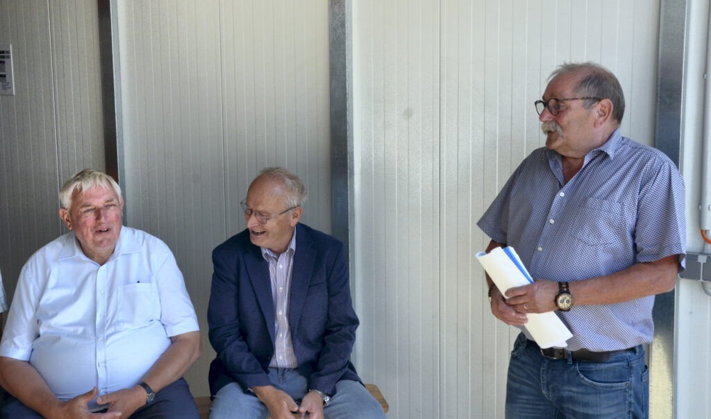 In einem der Lagerräume des Logistikzentrums empfingen die Vertreter der Tafel und der Mechernicher Bürgermeister Dr. Hans-Peter Schick Landesminister Laumann und seine Begleitungen. Geschenkt gab es eine Flasche „Mechernicher Blei“ vom Verwaltungschef. Foto: Jakob Seibel/pp/Agentur ProfiPress