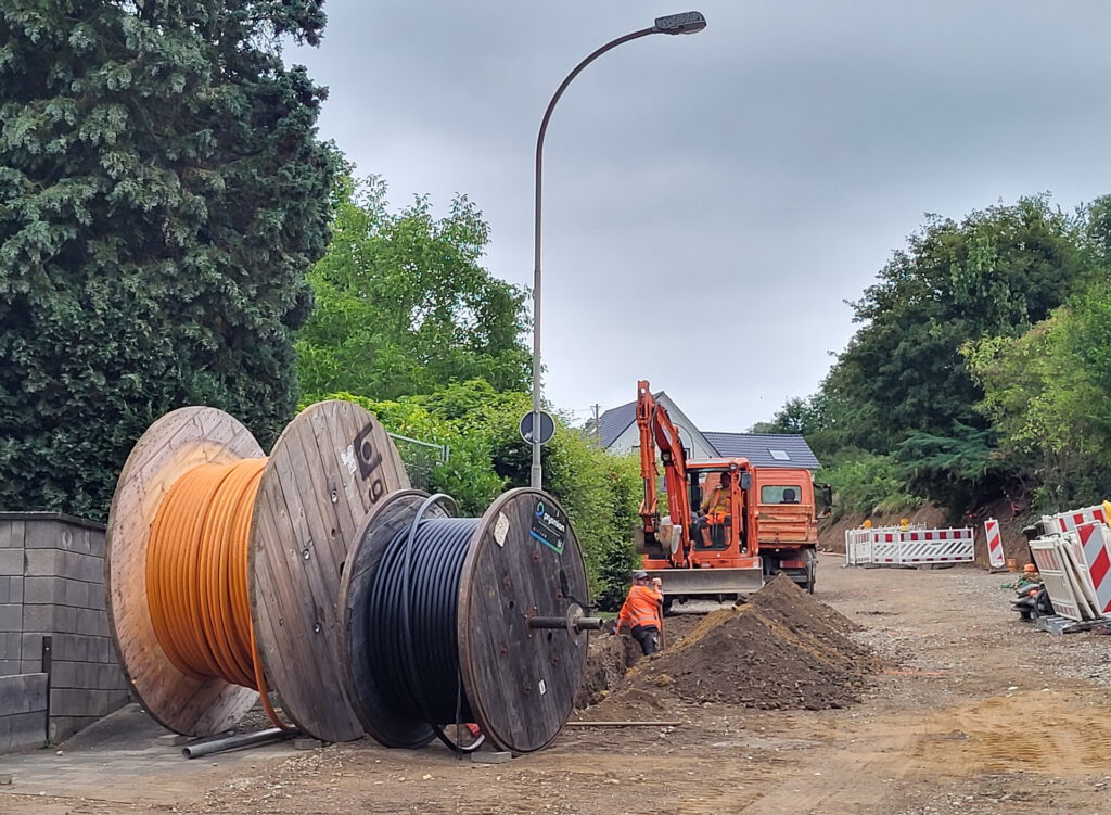 Die Fertigstellung der Sanierungsarbeiten an der Kreisstraße 58 zwischen Harzheim und Eiserfey verzögert sich: Statt wie ursprünglich vorgesehen im Herbst sollen die Bauarbeiten nun erst zum Jahresende abgeschlossen sein. Grund für die zeitliche Verschiebung ist der spätere Baustart. Eigentlich hätte es Anfang Mai 2024 losgehen sollen – tatsächlich rückten die Bagger aber erst am 29. Juli an. Die Verzögerung war bewusst so gewählt wegen des Schulbusverkehrs. Foto: Manfred Lang/pp/Agentur ProfiPress