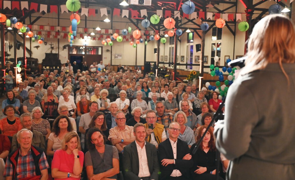 Die junge Autorin Lina Scheuren, die Julius Esser bei einem Auftritt an einem Schleidener Gymnasium als Akteurin gewonnen hatte, äußerte sich in einer heftig bejubelten hochdeutschen Laudatio auf die deftige Sprache in ihrem Lebensumfeld Weyer (Stadt Mechernich). Foto: Manfred Lang/pp/Agentur ProfiPress