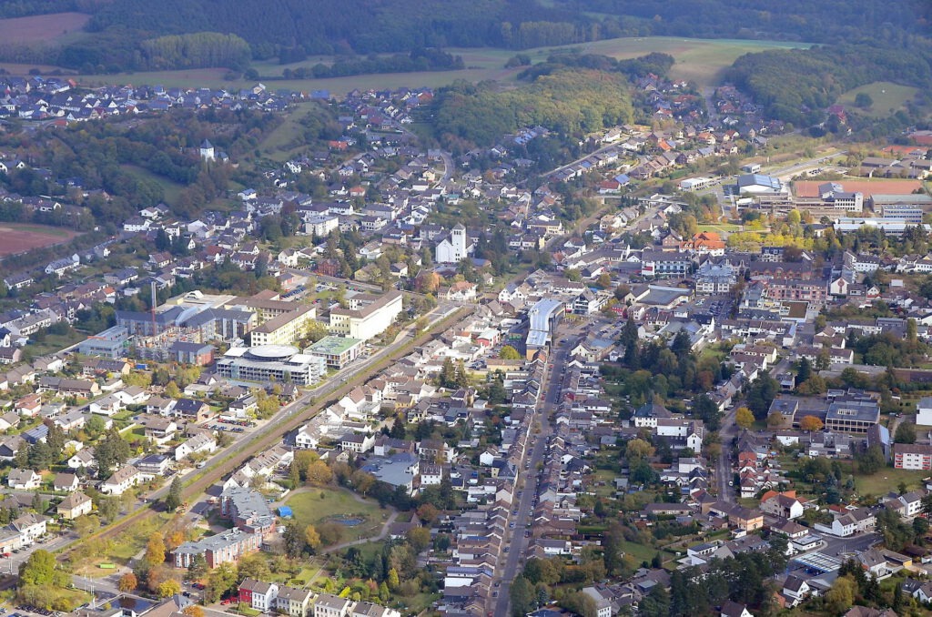 Mechernich ist vom Wirtschaftsmagazin „Capital“ als eine der attraktivsten Lagen Deutschlands gerankt worden was Lebensqualität, Wirtschaftskraft und moderate Immobilienpreise angeht. Luftbild: Manfred Lang/pp/Agentur ProfiPress