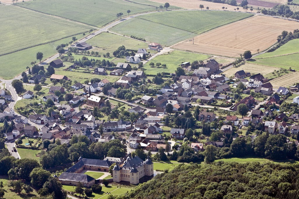 In ein Paradies für Trödelfans verwandelt sich das idyllische Schlossdorf Eicks am Sonntag, 31. August:, von 10 bis 17 Uhr. Luftbild: Archiv pp/Agentur ProfiPress