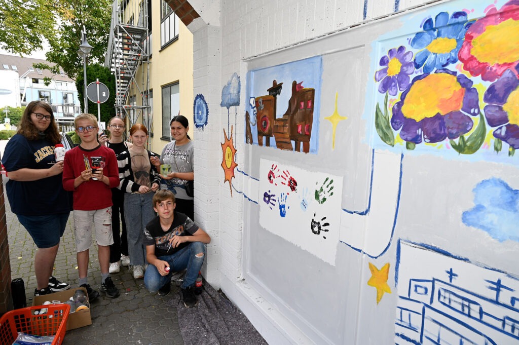 Die jungen Künstler hinterließen auch ihre Handabrücke auf der „Leinwand“. Foto: Henri Grüger/pp/Agentur ProfiPress