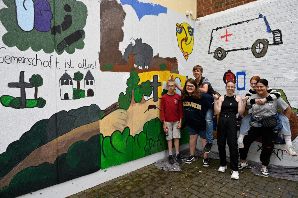 Kreative Kinder und Jugendliche präsentierten glücklich ihre ganz persönlichen Kunstwerke zu Ehren ihrer Heimatstadt Mechernich anlässlich des Brunnenfestes am 9. und 10. August. Foto: Henri Grüger/pp/Agentur ProfiPress