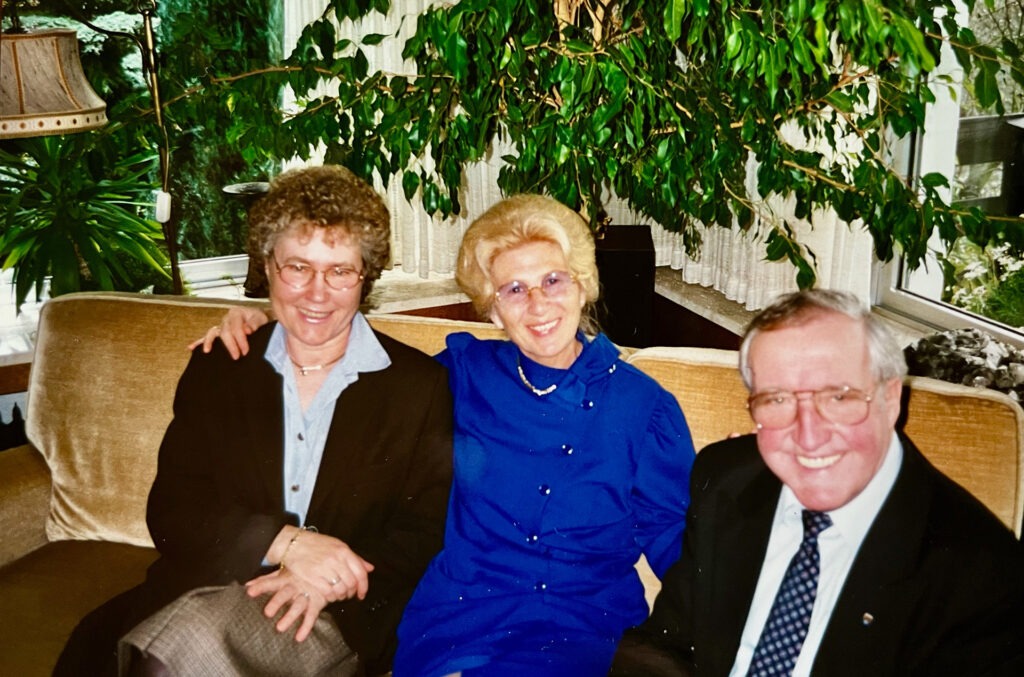 Aus der Zeit der Stadtwerdung: Marga Neuhaus (M.) mit Marie-Luise Traufetter, ihrer Mitstreiterin aus der freiwilligen Krankenhaushilfe, und Stadtdirektor Helmut Rosen. Repro: Ronald Larmann/pp/Agentur ProfiPress