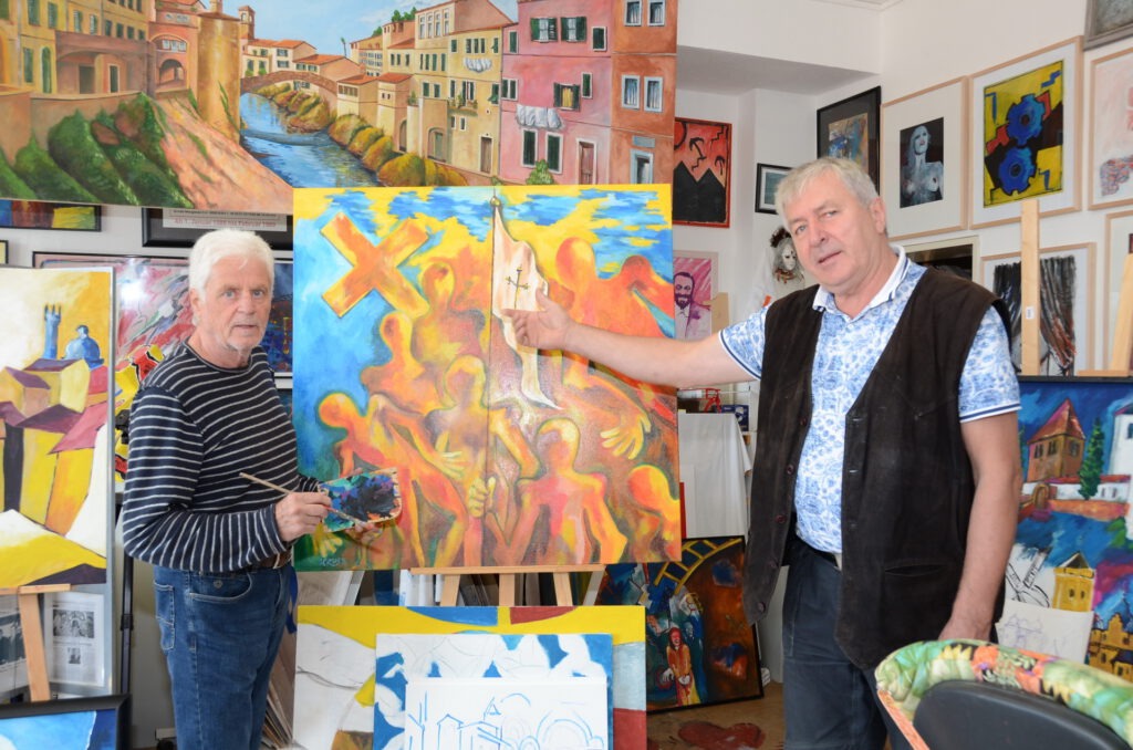 Nach „Pleiten, Pech und Pannen“ in 45 Ausstellungen seit 2011 befragt, antwortete Kurator Franz Kruse 8l.): „Ante Milas (r.) ist mal ein Bildrelief beim Aufhängen runtergefallen und war kaputt. Aber das war nicht während einer Ausstellung, sondern bei der Vorbereitung.“ Foto: Manfred Lang/pp/Agentur ProfiPress