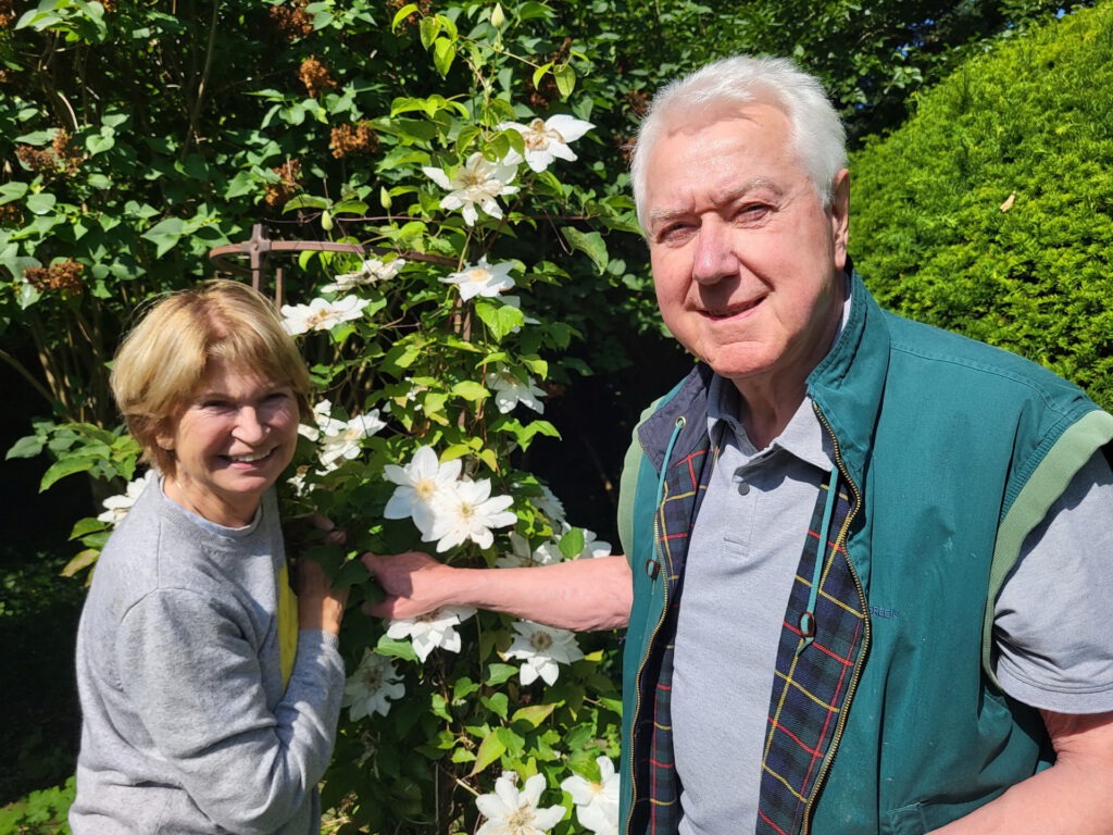 Monika und Willi Hamacher in ihrem Garten auf dem Johannesberg: Nicht immer waren sie in 50 Jahren glücklich über die Mechernicher Kommunalpolitik. Erst Bürgermeister Dr. Hans-Peter Schick sei es in den vergangenen 15 Jahren gelungen, nennenswerte Neubaugebiete und attraktive Geschäftsbauten anzusiedeln. Foto: Manfred Lang/pp/Agentur ProfiPress