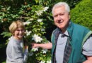 Monika und Willi Hamacher in ihrem Garten auf dem Johannesberg: Nicht immer waren sie in 50 Jahren glücklich über die Mechernicher Kommunalpolitik. Erst Bürgermeister Dr. Hans-Peter Schick sei es in den vergangenen 15 Jahren gelungen, nennenswerte Neubaugebiete und attraktive Geschäftsbauten anzusiedeln. Foto: Manfred Lang/pp/Agentur ProfiPress