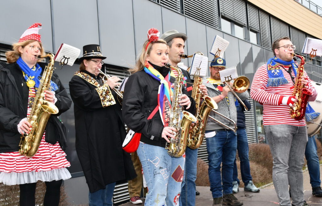 Seit 1972 ist die Big Band der Prinzengarde immer dort am Start, wo in Mechernich etwas „los“ ist: Hier beim „Sturm aufs Rathaus“ an Weiberfastnacht. Foto: Manfred Lang/pp/Agentur ProfiPress
