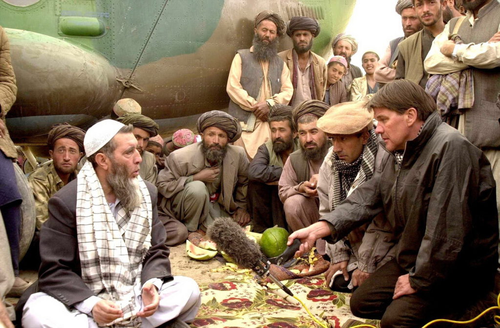 Nach zwei Wochen an der afghanischen Front im Pandschir-Tal geriet das Flugzeug mit dem ARD-Korrespondenten Udo Lielischkies in einen Sandsturm und musste notlanden. Zunächst herrschte Ungewissheit, ob man im feindlichen Taliban-Gebiet gelandet war. Doch das Team hatte Glück und konnte sogar filmen. Archivfoto: Privat/pp/Agentur ProfiPress)