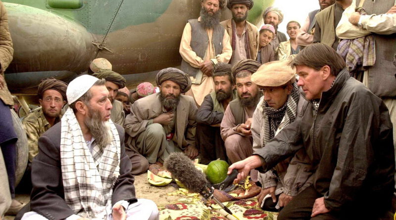 Nach zwei Wochen an der afghanischen Front im Pandschir-Tal geriet das Flugzeug mit dem ARD-Korrespondenten Udo Lielischkies in einen Sandsturm und musste notlanden. Zunächst herrschte Ungewissheit, ob man im feindlichen Taliban-Gebiet gelandet war. Doch das Team hatte Glück und konnte sogar filmen. Archivfoto: Privat/pp/Agentur ProfiPress)