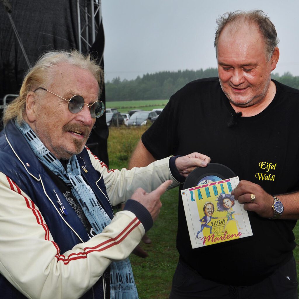 Schlager-Urgestein Frank Zander war eigens aus Berlin nach Krekel gekommen, um Walter Lehnertz zum Zehnjährigen eine Schallplatte mit dem Titel „Marlene" zu schenken. Foto: Reiner Züll/pp/Agentur ProfiPress