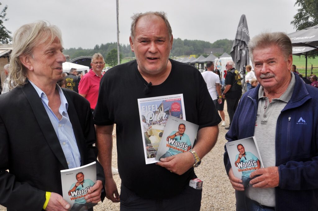 Präsentierten beim Sommerfest das neue Buch „Waldi´s Weisheiten“: (v. l.) Verleger Frank Steffan, Walter „Waldi“ Lehnertz und Autor Peter Meurer. Foto: Reiner Züll/pp/Agentur ProfiPress