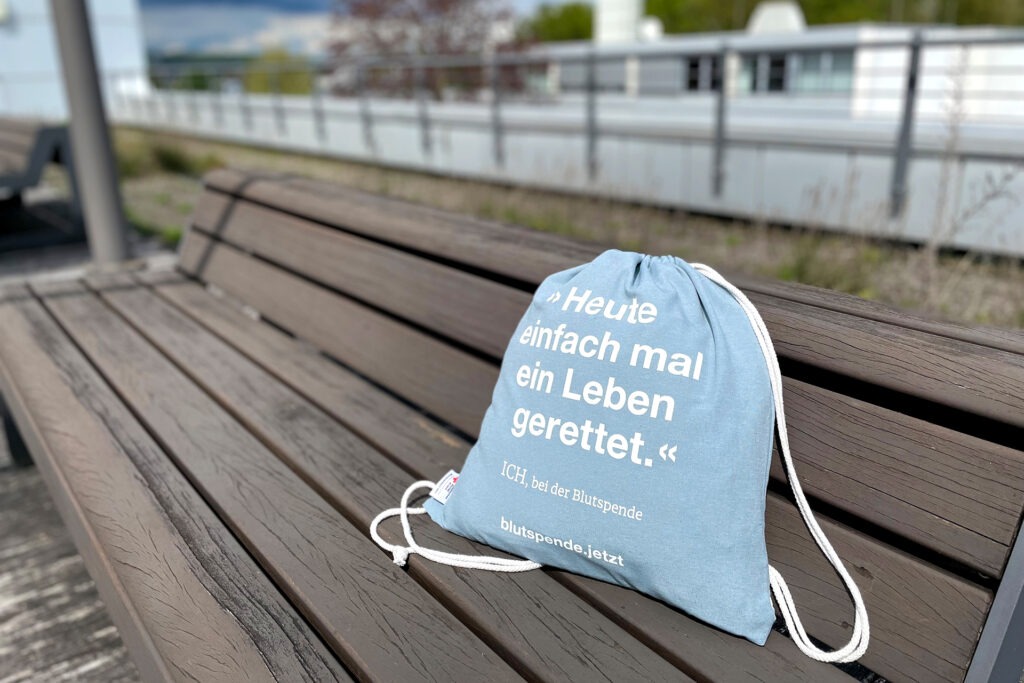 Der Rotkreuz-Kreisverband Euskirchen und der DRK-Blutspendedienst West rufen zu vier Blutspende-Terminen auf. Als Dankeschön gibt´s diesen Gymbag dazu. Symbolbild: DRK/pp/Agentur ProfiPress
