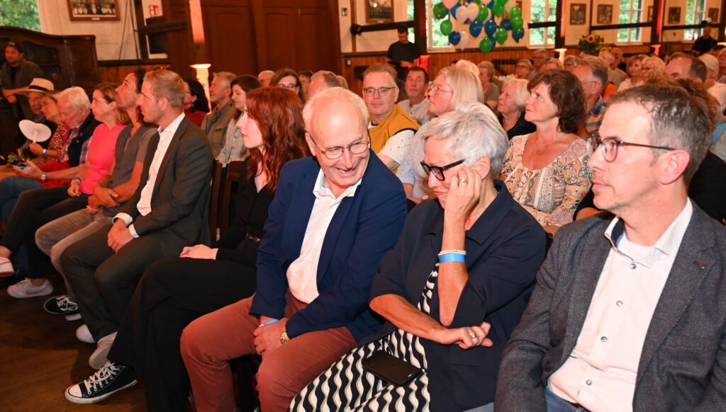 Konsequent verständigte sich Mechernichs Bürgermeister Dr. Hans-Peter Schick (3.v.l.) während der Auftaktveranstaltung des Mundartfestivals „Mir kalle Platt“ in Mundart, hier mit Nordeifel-Tourismuschefin Iris Poth und VR-Bank-Nordeifel Prokurist Klaus Reiferscheid. Foto: Manfred Lang/pp/Agentur ProfiPress