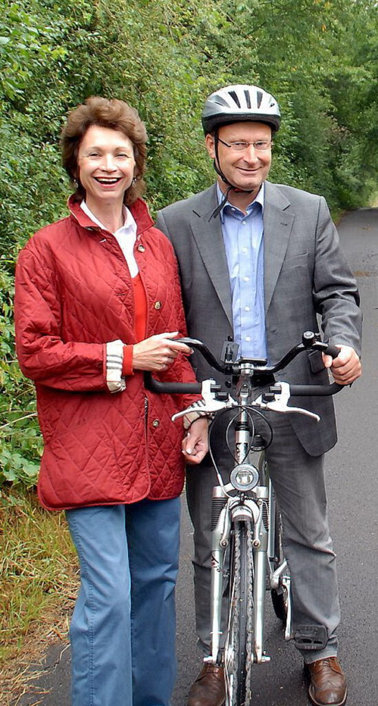 Gemeinsam Werbung für ein neues Radwegenetz rund um Mechernich machte Gräfin Beissel als Chefin der städtischen Touristik-Agentur seinerzeit gemeinsam mit Bürgermeister Dr. Hans-Peter Schick. Foto: Manfred Lang/pp/Agentur ProfiPress