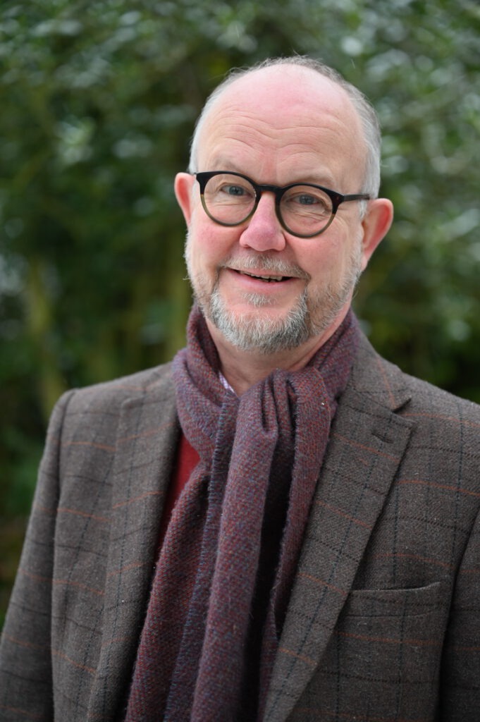 „Mister Crime aus Hillesheim“: Ralf Kramps bekannte Romane und Kurzkrimis sind für ihren humorvollen Zungenschlag bekannt. Der lange im Bad Münstereifel Konvikt lebende Autor gastiert am Mittwoch, 17. September, ab 18.30 Uhr in der Kulturkapelle von „Haus Maria“. Foto: Sabine Roggendorf/pp/Agentur ProfiPress