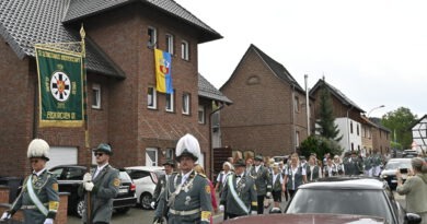 Wie im letzten Jahr, so hoffen die Mitglieder des Schützenvereins auch diesmal wieder auf zahlreiche Besucher und üppigen Fahnenschmuck am Wegesrand. Foto: Archiv/pp/ProfiPress
