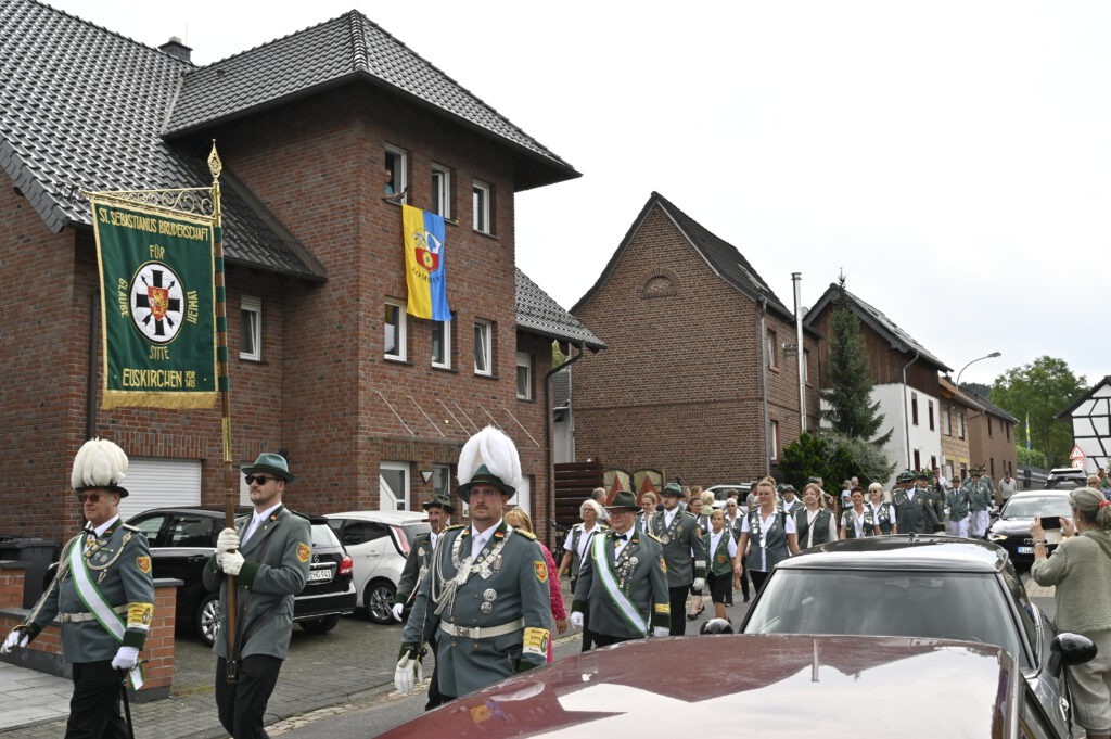 Wie im letzten Jahr, so hoffen die Mitglieder des Schützenvereins auch diesmal wieder auf zahlreiche Besucher und üppigen Fahnenschmuck am Wegesrand. Foto: Archiv/pp/ProfiPress