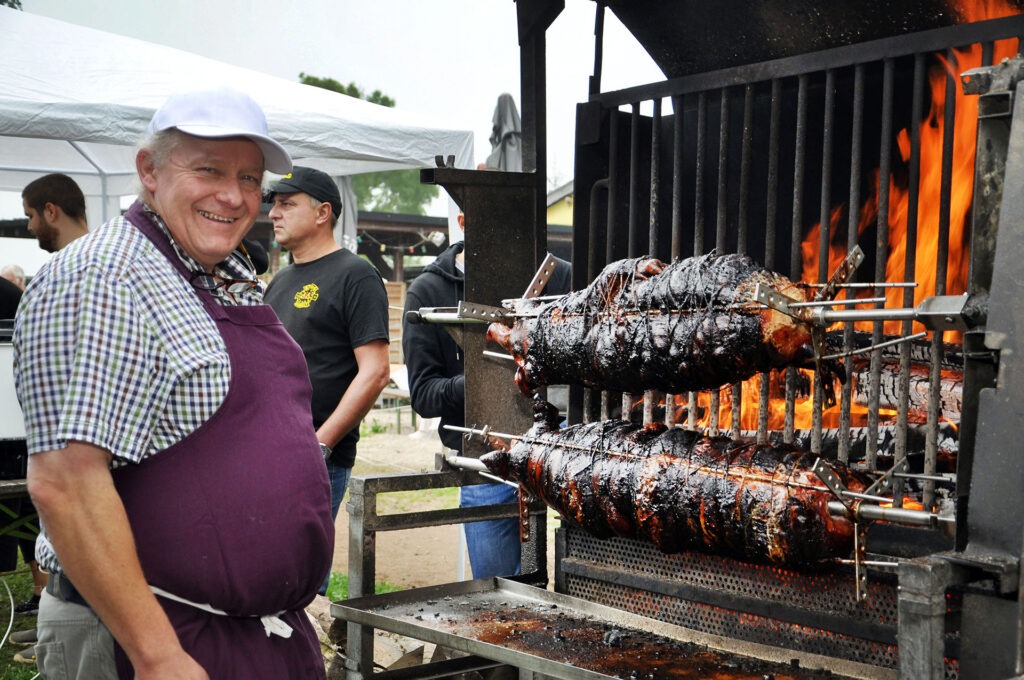 Hunger leiden musste beim Benefiz-Fest von 80-Euro-Waldi keiner. Zwei Schweine drehten sich am Spieß. Foto: Reiner Züll/pp/Agentur ProfiPress