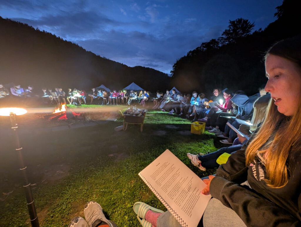 Abendliches Singen am Lagerfeuer im Camp St. Agnes 2025 auf den Rurtalwiesen bei Dedenborn. Foto: Stefan Studinski/pp/Agentur ProfiPress