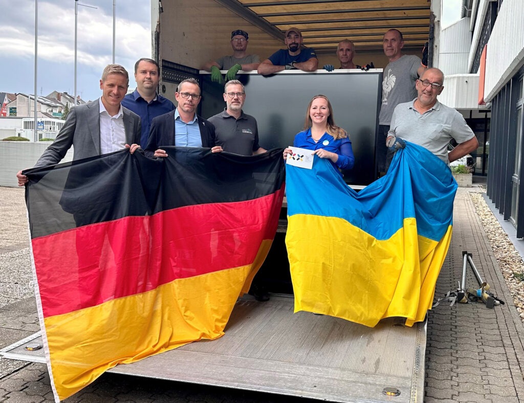 Ein Zeichen der deutsch-ukrainischen Solidarität: Insgesamt 44 digitale Tafeln spendete der Kreis Euskirchen ans Blau-Gelbe Kreuz. Foto: Wolfgang Andres/Kreis Euskirchen/pp/Agentur ProfiPress