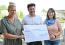 Claudia Bouhs (v.r.) und Arne Spitz übergeben einen Spendenscheck über 1000 Euro an Hospiz-Pflegedienstleiterin Verena Izzo. Der Förderverein des Hospizes ist auf Zuwendungen von Dritten angewiesen, weil die Kranken- und Pflegekassen nur für 90 Prozent der laufenden Kosten aufkommen. Foto: Manfred Lang/pp/Agentur ProfiPress