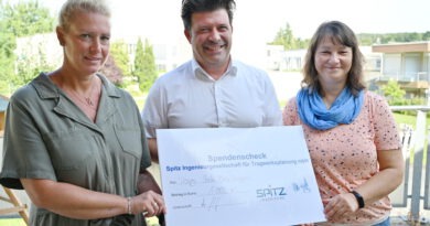 Claudia Bouhs (v.r.) und Arne Spitz übergeben einen Spendenscheck über 1000 Euro an Hospiz-Pflegedienstleiterin Verena Izzo. Der Förderverein des Hospizes ist auf Zuwendungen von Dritten angewiesen, weil die Kranken- und Pflegekassen nur für 90 Prozent der laufenden Kosten aufkommen. Foto: Manfred Lang/pp/Agentur ProfiPress