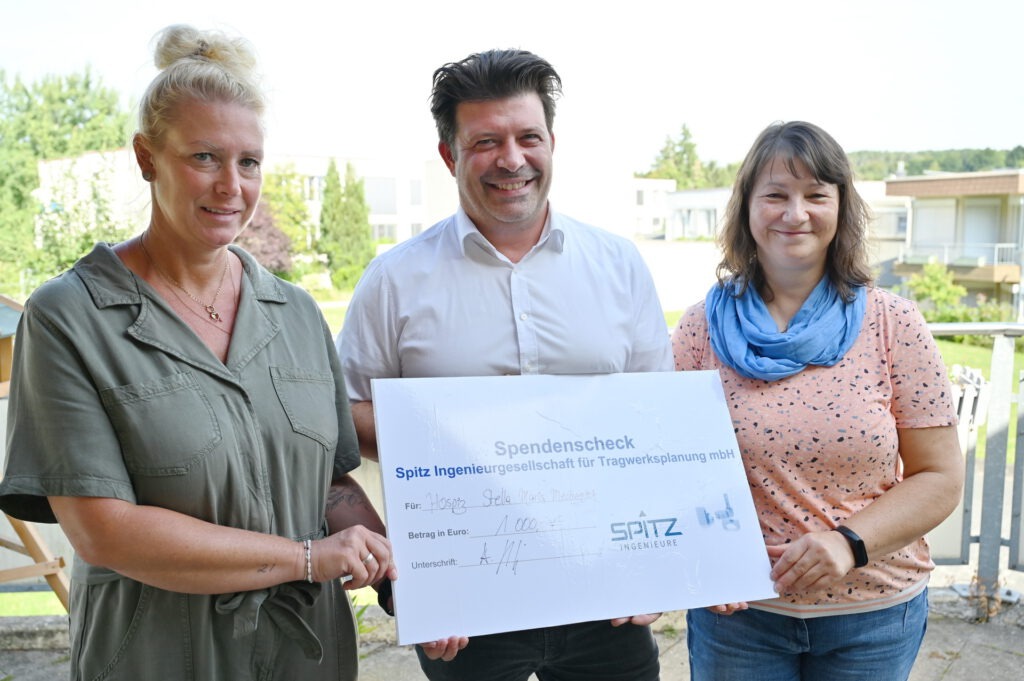 Claudia Bouhs (v.r.) und Arne Spitz übergeben einen Spendenscheck über 1000 Euro an Hospiz-Pflegedienstleiterin Verena Izzo. Der Förderverein des Hospizes ist auf Zuwendungen von Dritten angewiesen, weil die Kranken- und Pflegekassen nur für 90 Prozent der laufenden Kosten aufkommen. Foto: Manfred Lang/pp/Agentur ProfiPress