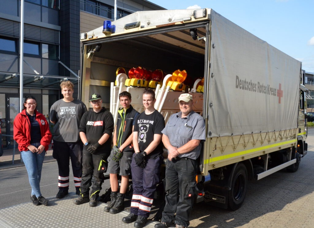 Das DRK-Jugendteam um Lea, Florian, Simon, Miguel und Dominik mit ihrem Bereichsleiter Sascha Suijkerland bereiteten die Straßensperrungen für das Mechernicher Brunnenfest vor. Foto: Jakob Seibel/pp/Agentur ProfiPress 