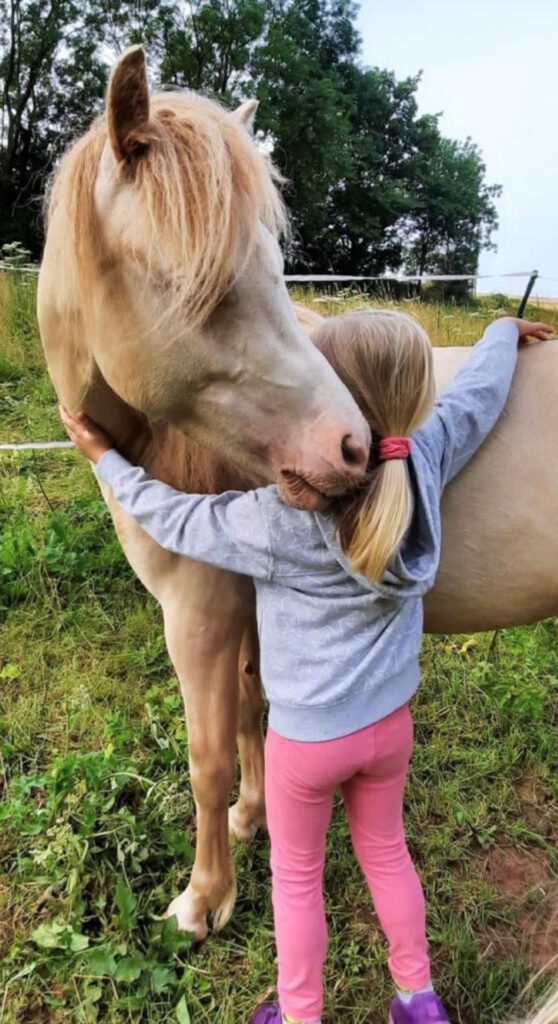 „Hab Dich lieb!“ Tiere begegnen Menschen völlig unvoreingenommen, das tut nicht nur der Seele gut, sondern kann auch den Zugang zu unterdrückten Gefühlen ermöglichen. Foto: Privat/pp/ Agentur ProfiPress