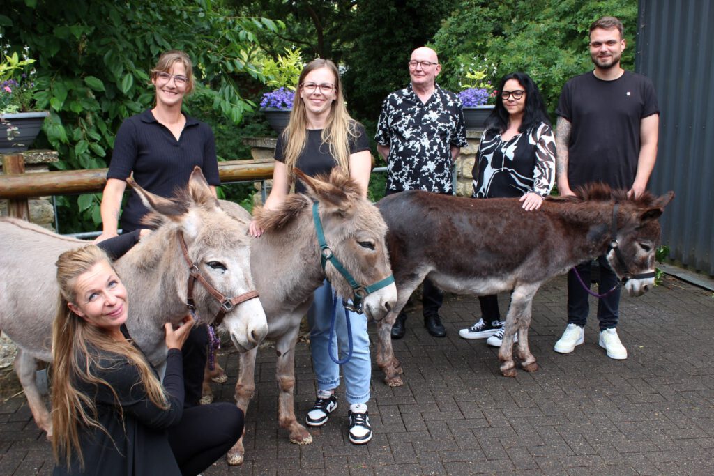 Das Team der Tiergestützten Therapie „Fü(h)r mich“ GmbH: Claudia Schmühl, Désirée Bertram, Lisa Girkens, Franz-Josef Regh, Manuela Regh und Sascha Regh. (von links nach rechts.) Foto: Kerstin Rottland/pp/Agentur ProfiPress