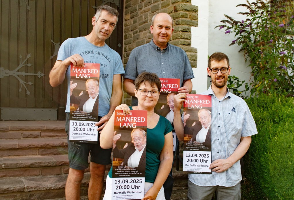 Der Vorstand des Kapellenvereins mit Plakaten der Benefizlesung vor der Kapelle St. Katharina mit (v.l.) Georg Schmitz, Christina Urfell, Frank Strotkötter und Stefan Urfell. Foto: Martin Radermacher/pp/Agentur ProfiPress