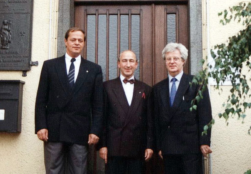 Stadtdirektor Bernhard Wachter (v.l.), Stadtverwaltungsdirektor und Kämmerer Richard Husch und Erster Beigeordneter Winfried Schoeller vor dem Eingang des alten Rathauses. Foto: Archiv ProfiPress