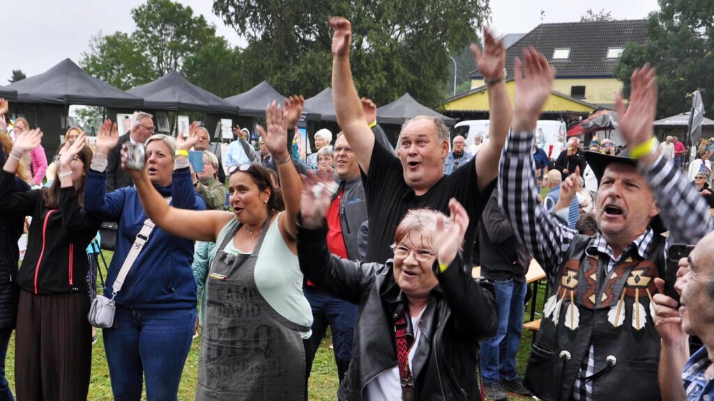 Beim Auftritt der Band "De Boore" waren Waldi und dessen Lebensgefährtin Sonja (l.) nicht mehr zu halten. Foto: Reiner Züll/pp/Agentur ProfiPress
