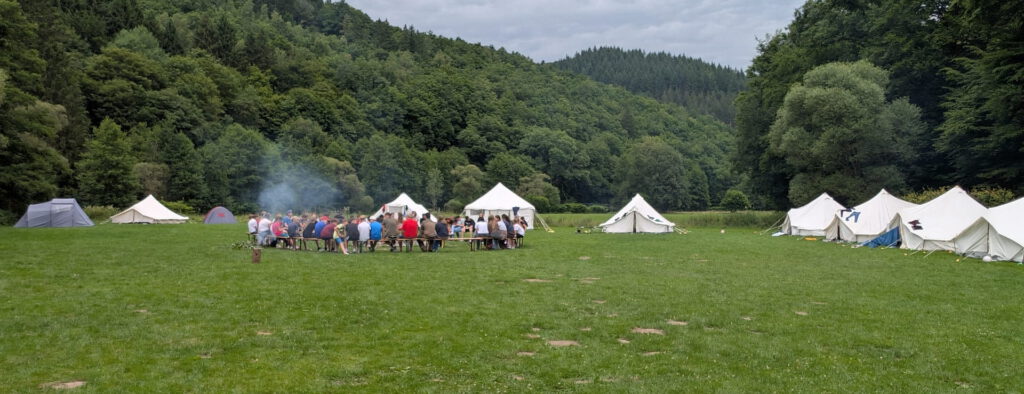 Ihr Gruppen- und Gemeinschaftszelte hat die seit 1994 existierende Lagergemeinschaft zu Beginn der Sommerferien auf einem Platz der St.-Georgs-Pfadfinder Lammersdorf bei Dedenborn direkt an der Rur aufgeschlagen. Foto: Stefan Studinski/pp/Agentur ProfiPress