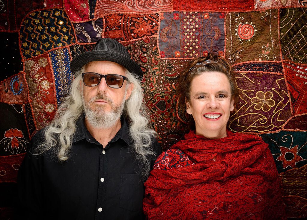Zu Gast beim „Hofkonzert im Licht“ am 13. September in Voißel: „die unvergleichliche Nessi Tausendschön“ und der virtuose Multi-Instrumentalist William Mackenzie. Foto: Uwe Würzburger/pp/Agentur ProfiPress