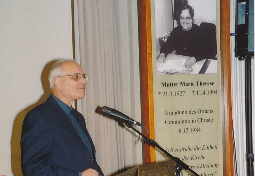 „Mutter Marie Therese hat mit ihrer erneuerten Liebesbotschaft an die Kirche und die Welt ›die Herzmitte des Konzils‹ getroffen. Sie hat mit großer Klarheit erkannt, was die Seele aller Bemühungen sein muss, um das Konzil zu verwirklichen und die Kirche zu erneuern“: In diesem Satz fasste Theologieprofessor Dr. Hermann-Josef Pottmeyer beim Gründunggedenktag 2004 kraftvoll zusammen, was Mutter Marie-Therese so bedeutend machte: Ihre Vision einer Kirche, die nicht nur nach Vorgaben handelt, sondern durch Liebe erneuert – und damit das eigentliche Leitmotiv des Zweiten Vatikanischen Konzils getroffen hat. Foto: Edo Dijkstra/pp/Agentur ProfiPress